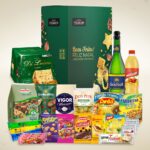Cesta de Natal Guirlanda com panettone e itens natalinos para empresas