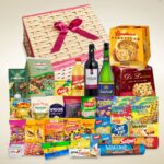 Cesta de Natal Mega em caixa de vime com panettone Bauducco e itens natalinos para empresas