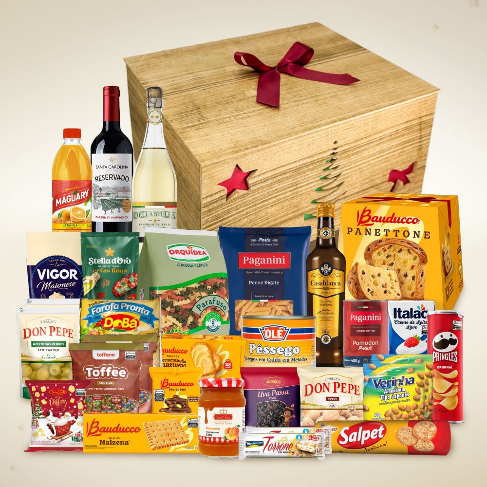 Cesta de Natal Galiléia em baú de madeira com panettone Bauducco e itens natalinos para empresas