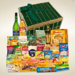 Cesta de Natal Premium 9 em caixa de vime com panettone Bauducco e itens natalinos para empresas