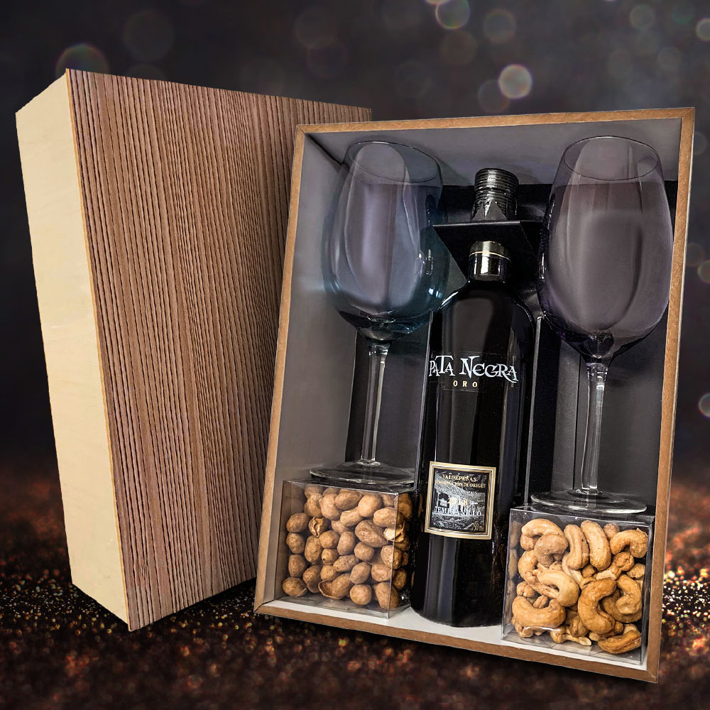 Kit de Natal com vinho tinto espanhol Pata Negra Oro, taças e caixa de madeira